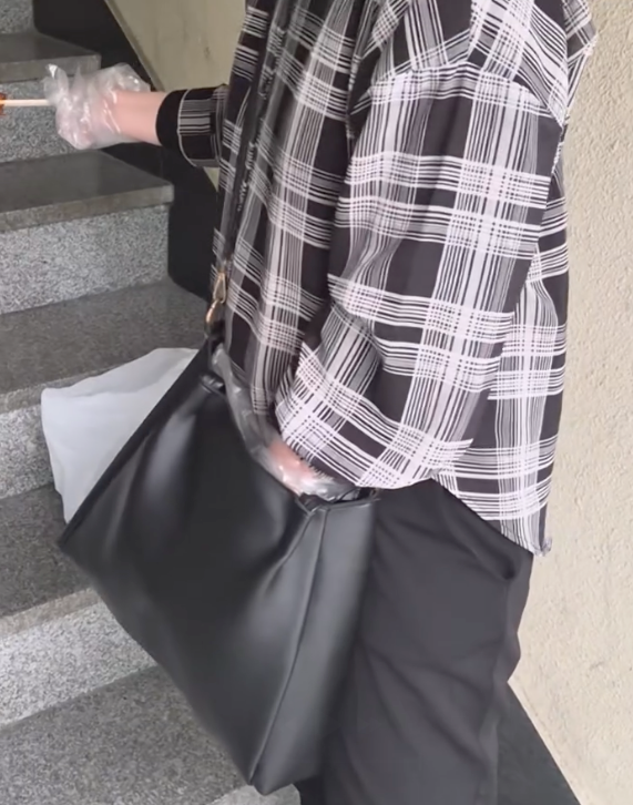 아파트 계단서 고객 치킨 먹다 딱 걸린 배달 기사…상습범의 최후는 기사 관련이미지