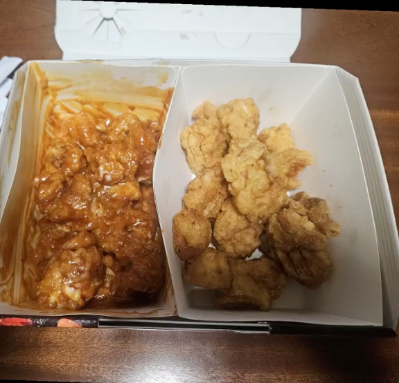손님이 배달 받은 치킨. 양이 절반밖에 없는 데다 소스도 버무려진 상태. /온라인 커뮤니티 캡처