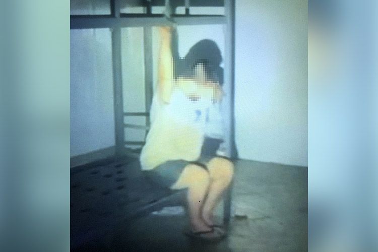 캄보디아 한 범죄단지의 내부 모습. 남성의 손이 철제 침대에 묶인 것으로 추정된다. / 연합뉴스