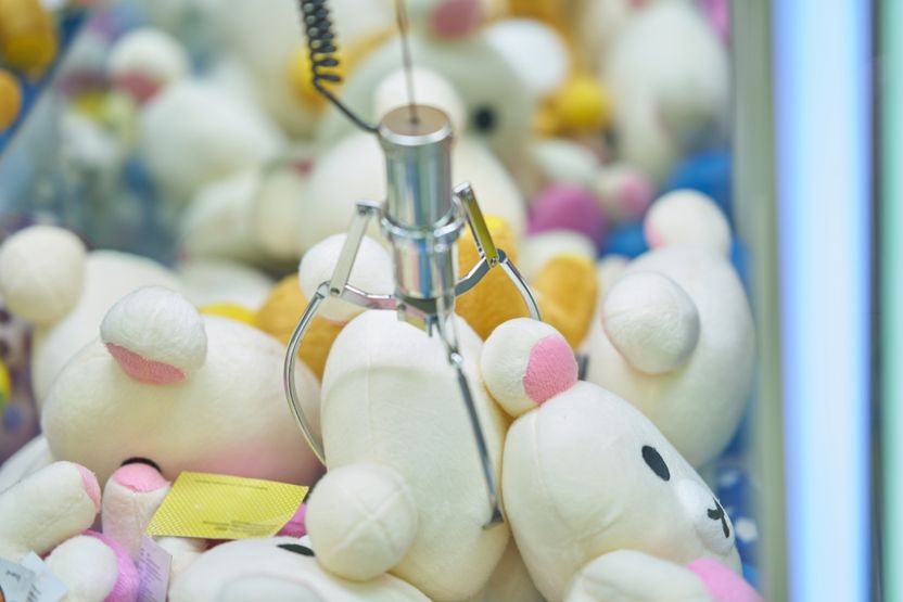인형뽑기 출구에 걸린 인형, 손으로 빼면 절도죄일까? 기사 관련이미지