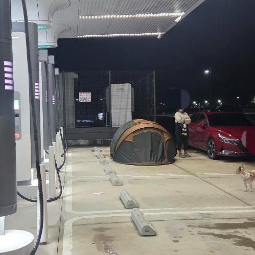 레전드 캠핑족 근황… 전기차 충전소에 텐트 치고 "옆에서 충전하면 되잖아요" 기사 관련이미지