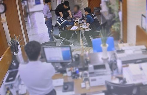“경찰 제복까지 입고 영상통화”…1억 뺏길 뻔한 신종 보이스피싱 기사 관련이미지