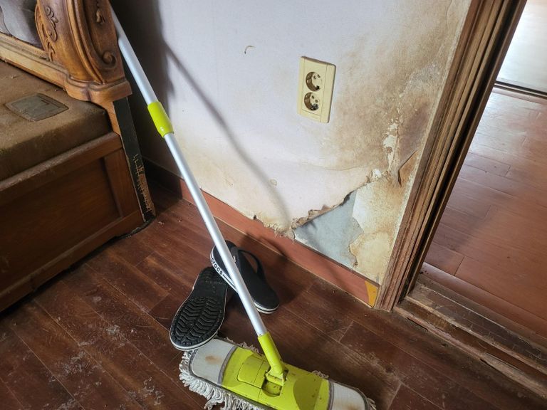 A씨 부부가 확인한 집 내부 모습. /온라인 커뮤니티