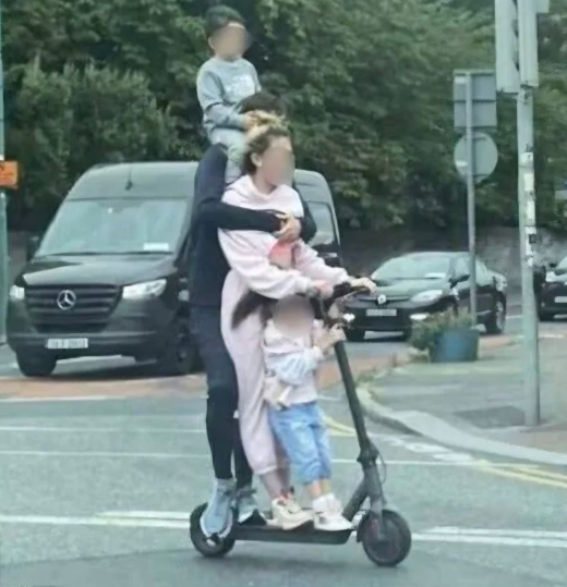 아빠 목마 타고 킥보드를? 법이란 법은 다 어긴 킥보드 가족 기사 관련이미지