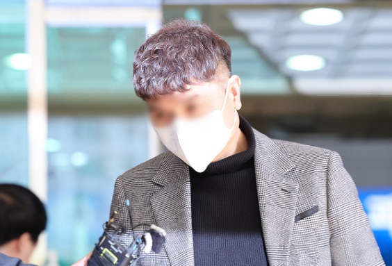 2024년 2월 14일, 박수홍씨의 친형 진홍(56)씨가 14일 오후 서울서부지법에서 열린 1심 선고를 마친 뒤 나오고 있다.