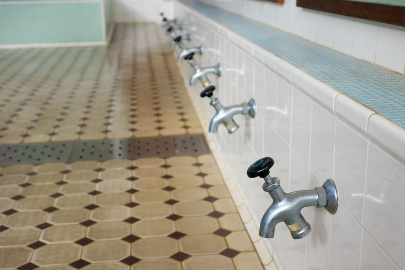 목욕탕에 수차례 대변 테러⋯"못 참고 실수"라는 40대 남성, 감옥 갈 수도 기사 관련이미지