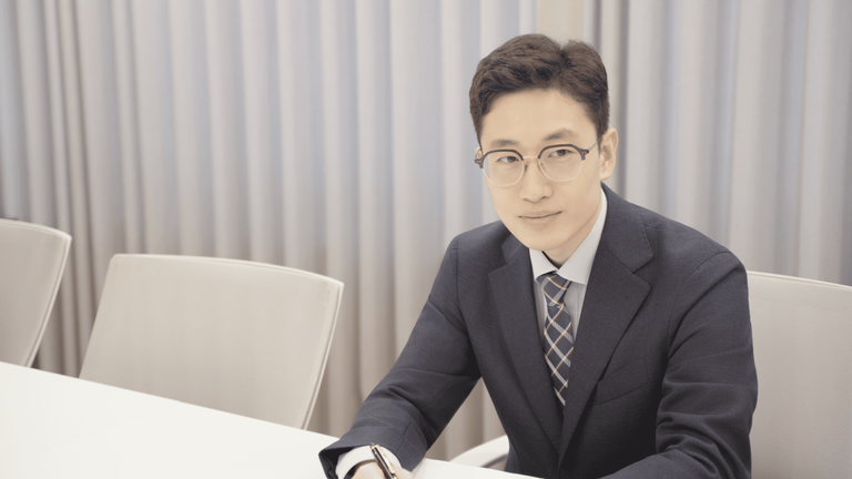 군검사 시절, 수사기관의 시각과 논리를 몸으로 익힌 강대현 변호사는 지금은 그 경험을 의뢰인을 지키는 전략으로 바꾸고 있다.