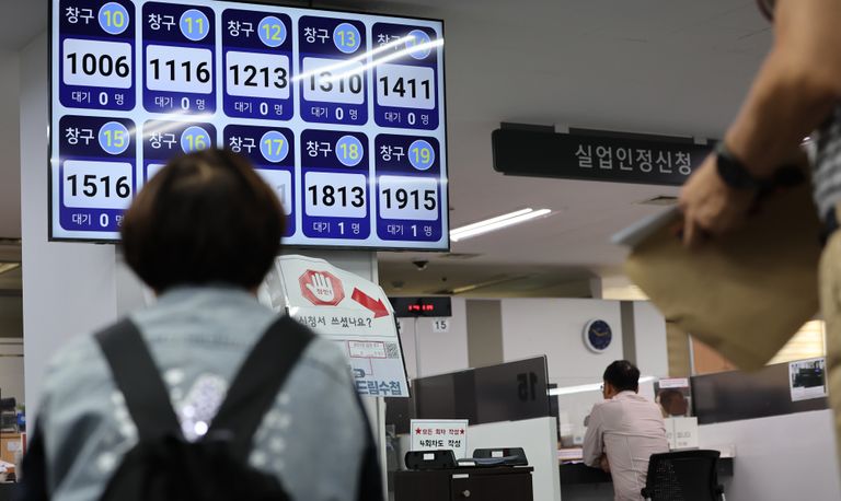 서울 마포구 서울서부고용복지플러스센터 실업인정 신청 창구 / 연합뉴스