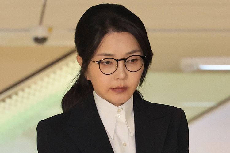 김건희 여사, '샤넬백 수수' 첫 인정… 전략 바뀐 이유는? 기사 관련이미지