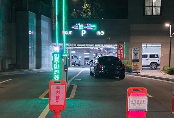 벤틀리 차주 ‘3.5시간 보복 주차’…업무방해죄 직행 가능성 기사 관련이미지