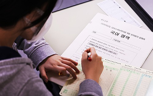 수능 D-7…시험 종료종이 1분 먼저 울린다면? 수험생 울렸던 법적 분쟁 살펴봤다 기사 관련이미지