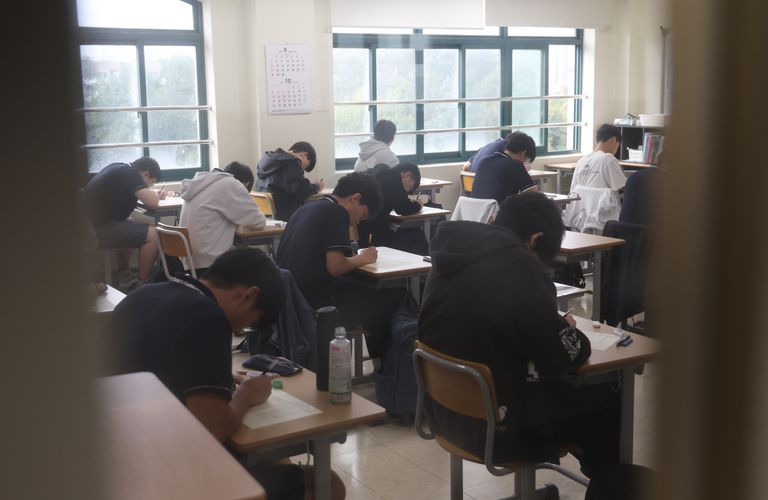 지난 10월 14일 오전 용산고등학교 학생들이 고3 전국연합학력평가 답안지를 작성하는 모습. /연합뉴스
