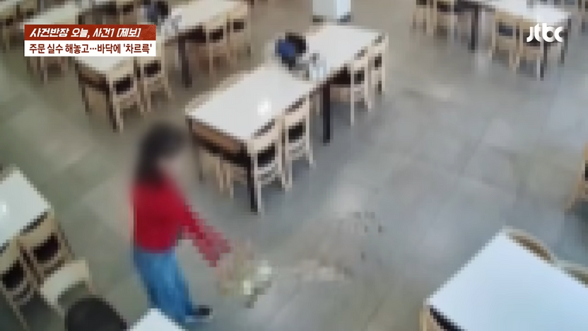 "큰 가게가 환불도 안 해줘?" 음식 바닥에 쏟고 사장 범퍼로 툭툭⋯3가지 혐의 따져보니 기사 관련이미지
