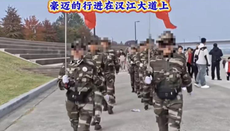 한강공원서 '군복 행진'한 중국인들, 선 넘었어도 처벌은 못한다 기사 관련이미지