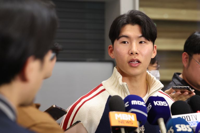 미국프로야구 메이저리그(MLB) 월드시리즈에서 우승한 로스앤젤레스 다저스의 김혜성이 6일 인천국제공항을 통해 귀국해 취재진의 질문에 답하고 있다.