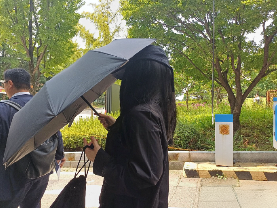 가수 강다니엘의 명예를 훼손한 혐의로 재판에 넘겨진 유튜버 '탈덕수용소'가 2024년 8월 12일 서울중앙지법에서 열린 결심공판에 출석한 모습. /연합뉴스