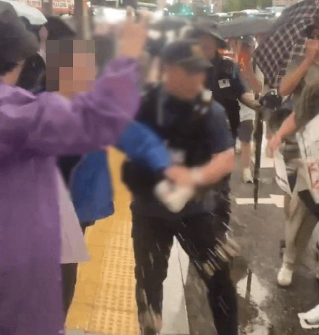 반중 시위대에 커피 뿌린 여성 알고 보니 '한국인'…폭행죄 피하기 어렵다 기사 관련이미지
