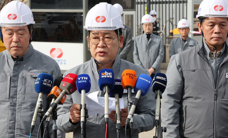 동서발전 권명호 사장(가운데) / 연합뉴스