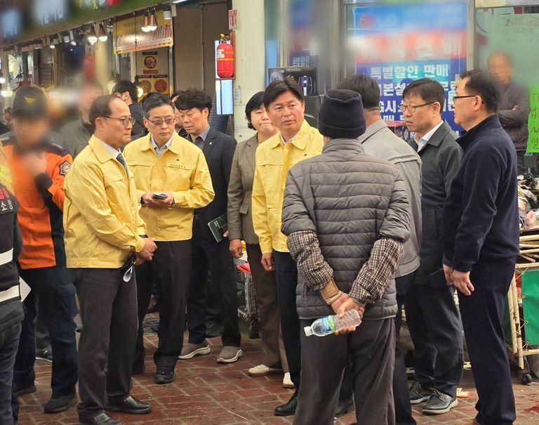 부천시장(가운데 노란옷) / 연합뉴스