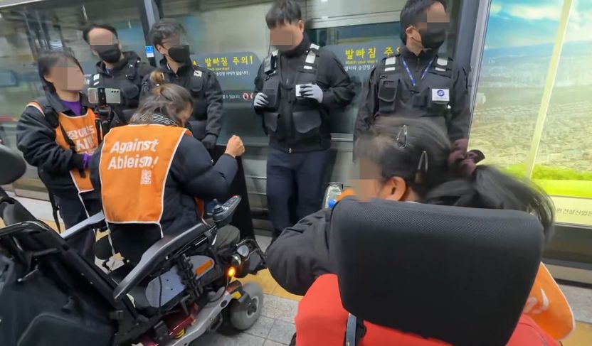 전장연 혜화역 10분 지연 "장애인의 외침 vs 시민의 출근길" 기사 관련이미지