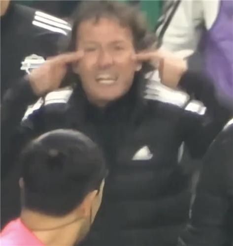 "동양인 비하" vs "억지 주장"…전북 코치 '눈 가리키기' 논란, 법적으로 따져보니 기사 관련이미지