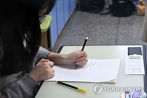 수능 사인펜 번짐 30여 건 신고... 평가원 '주의의무 위반'에 국가배상 책임 가능성 기사 관련이미지