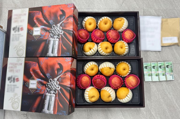 부산 사하경찰서에 도착한 과일상자와 현금 모습. /연합뉴스