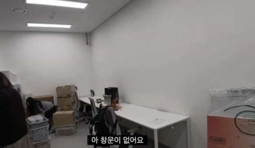 100만 유튜버 원지의 하루 '교도소급' 사무실… 창문 없어도 합법일까 기사 관련이미지