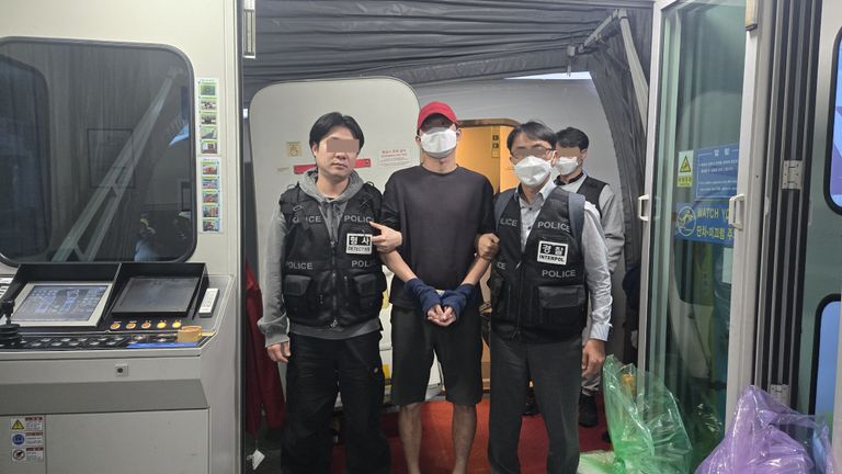 캄보디아서 로맨스 스캠 벌이다 송환된 30대 남성 B씨 모습. /연합뉴스