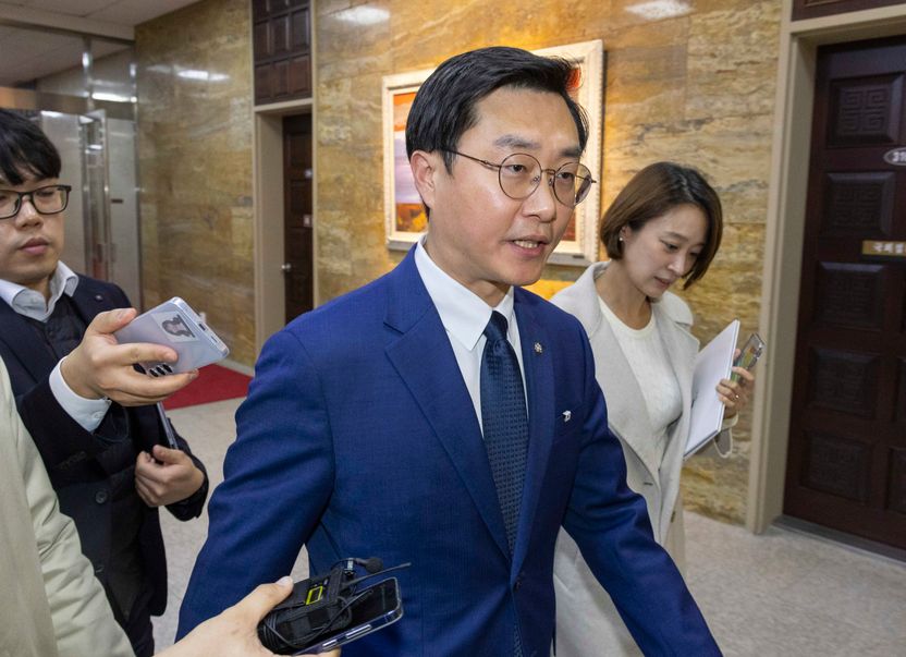 장경태 의원 ‘성추행 피소’ 실명보도 논란…공익인가 과잉인가 기사 관련이미지