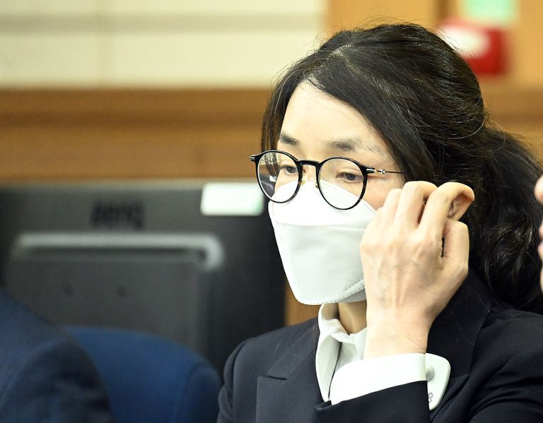 도이치모터스 주가조작 혐의와 통일교 금품수수 의혹 등으로 구속기소 된 김건희 여사가 24일 서울 서초구 서울중앙지법에서 열린 첫 재판에 출석해있다. 2025.9.24