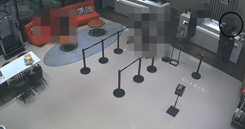 고등학교 교사였던 A씨가 제자 B군과 호텔 로비에서 포옹하는 모습 /연합뉴스
