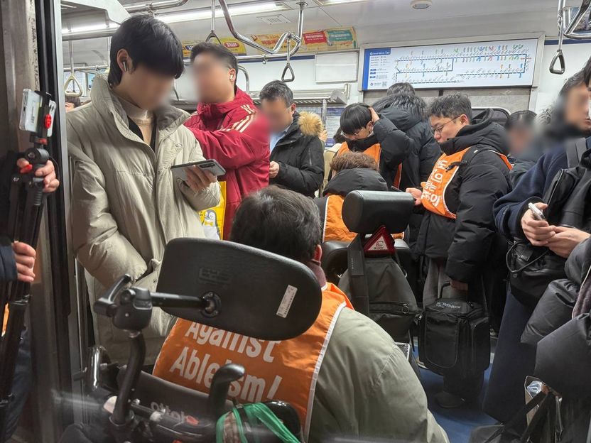 "출근길 또 멈추나" 서울교통공사, 전장연 시위에 '무정차·9억 소송' 초강수 꺼냈다 기사 관련이미지