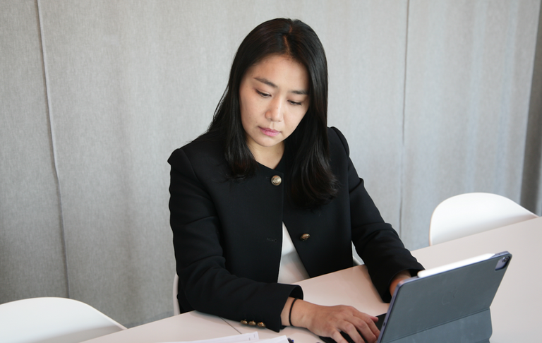 사건 기록을 면밀히 검토 중인 법무법인 선 양유미 변호사