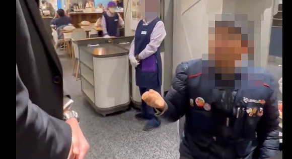 "밥 먹으러 왔는데"... 롯데백화점 '노조 조끼' 제지, 과잉 대응 지적 기사 관련이미지