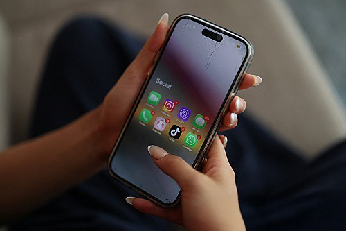 호주 "16세 미만 인스타·틱톡·유튜브 금지" 초강력 법안, 한국서도 가능할까 기사 관련이미지