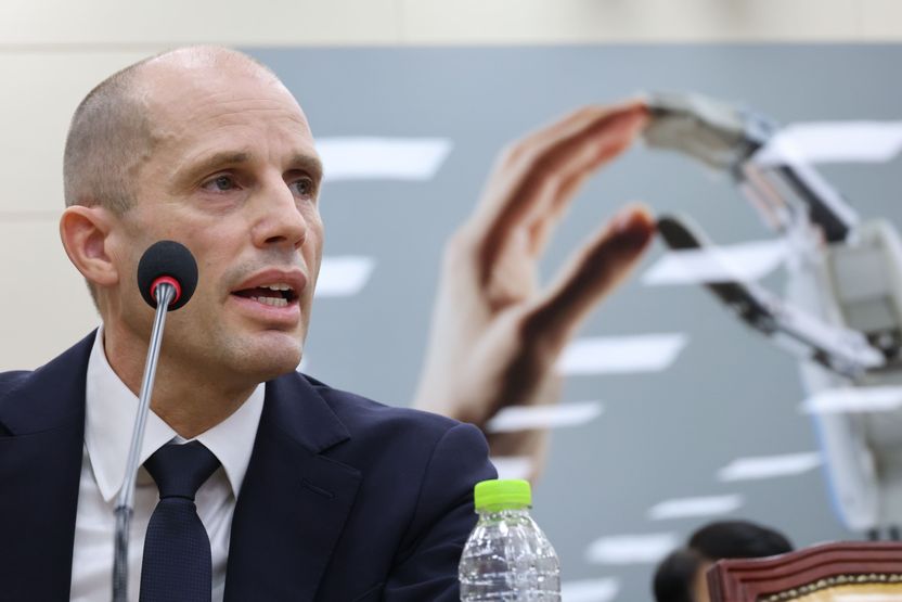 "매출 90% 한국서 버는데"…김범석 의장, 글로벌 CEO 방패 뒤에 숨을 수 있나 기사 관련이미지