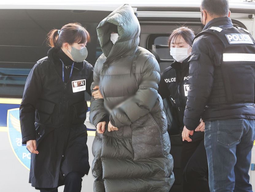 400만 원 명품 패딩 입고 나타난 황하나⋯화려한 귀국 뒤엔 친권 위기 도사린다 기사 관련이미지