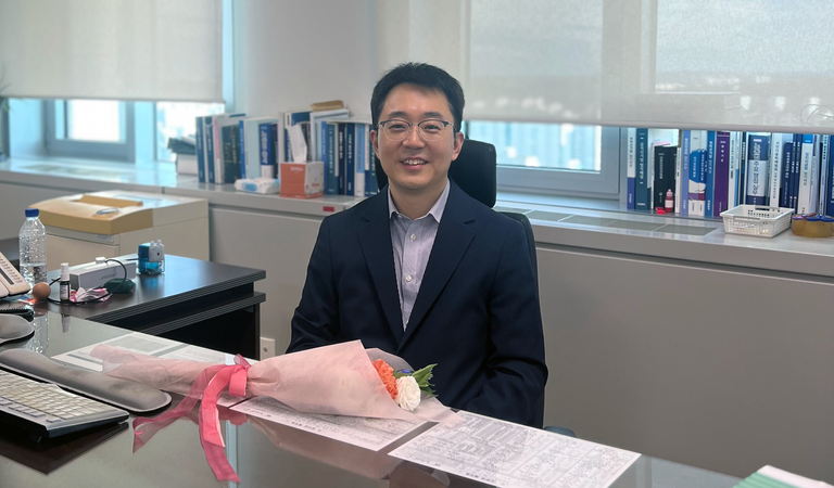 전출 신고를 앞두고 정리된 검사실 책상. 안준석 변호사가 16년 공직 생활을 마무리하던 날의 모습이다.