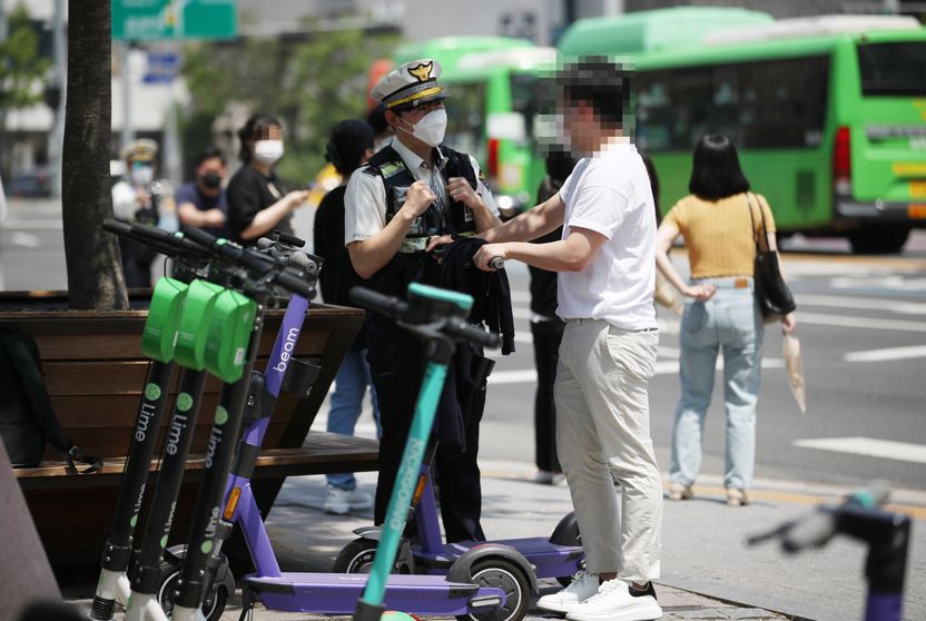 인증 시스템 선별 적용해 무면허 운전 방치한 킥보드 업체, 전국 최초 검찰 송치 기사 관련이미지