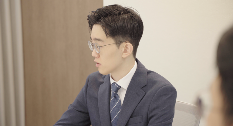 이야기에 귀 기울이고 있는 김강희 변호사