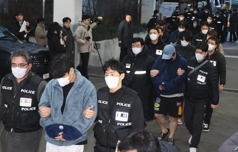 69억 등친 공무원 연기자들⋯캄보디아 '노쇼 사기' 조직 49명 전원 구속 기사 관련이미지