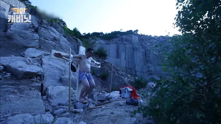 SBS '그것이 알고싶다'에서 재연한 남성의 시신 발견 당시 모습. /'그것이 알고싶다' 유튜브 캡처