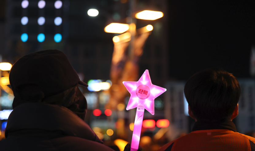 "총칼 맞선 맨몸의 기적" 노벨상 후보 된 韓시민들…법원 "계엄은 내란, 저항은 무죄" 기사 관련이미지