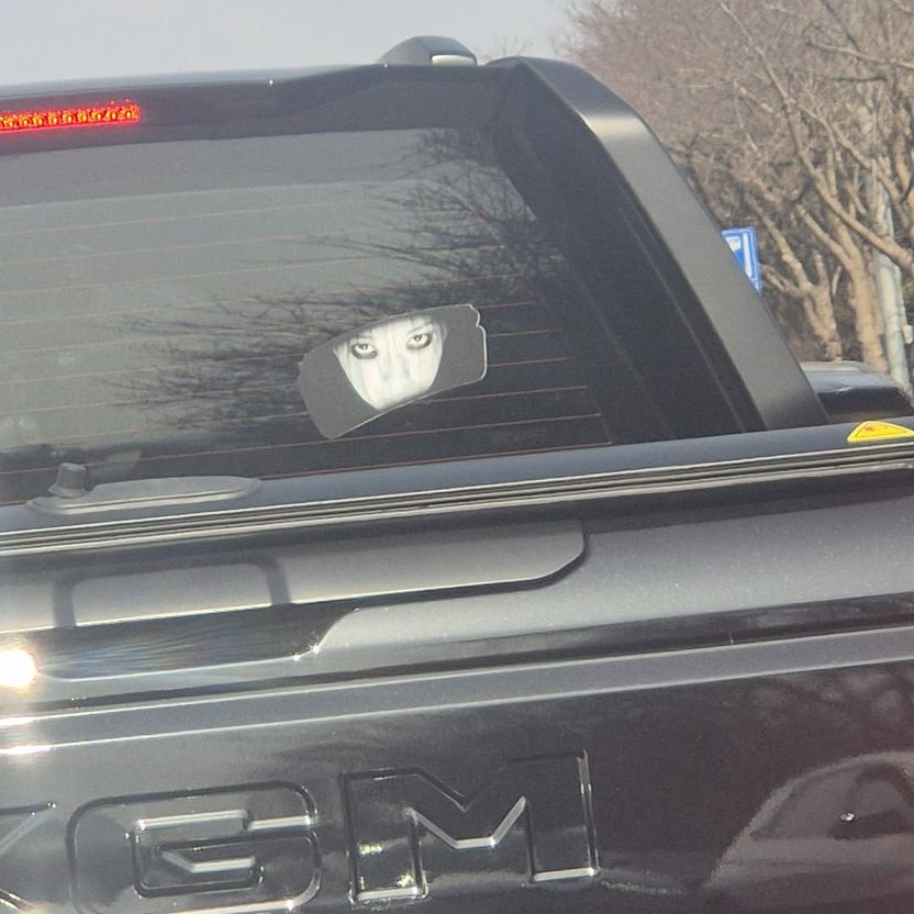 앞차 뒷유리에 웬 귀신이… 심장 철렁하게 한 노려보는 스티커, 대응 방법은 기사 관련이미지