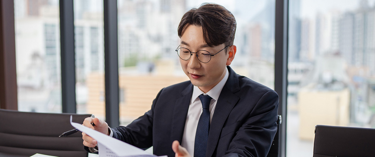 기록을 면밀히 검토하며 증인신문을 준비 중인 강창효 변호사. 그는 단순한 사실 확인을 넘어 진술의 뼈대를 무너뜨리는 정교한 질문 설계에 가장 많은 공을 들였다.