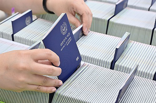 'YI'는 안 되고 'TA'는 된다?…내 맘대로 여권 영문명 못 바꾸는 법적 이유 기사 관련이미지