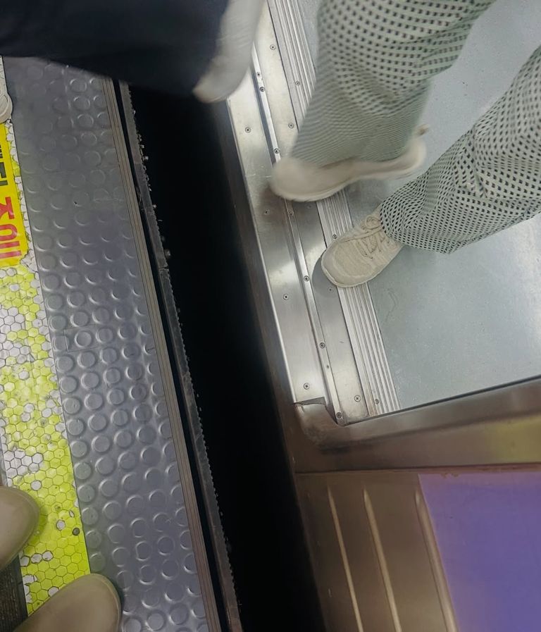 팔순 노모가 추락한 지하철 승강장과 열차 사이의 넓은 틈. 270mm 신발이 거뜬히 빠질 정도로 간격이 벌어져 있어, '마의 구간'이 가진 구조적 위험성을 여실히 보여준다. /A씨 인스타그램