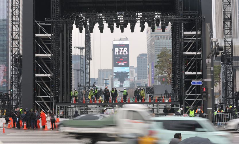 넷플릭스 가입자만 볼 수 있다? BTS 광화문 컴백쇼, 화려함 뒤에 숨은 보편적 시청권은 기사 관련이미지