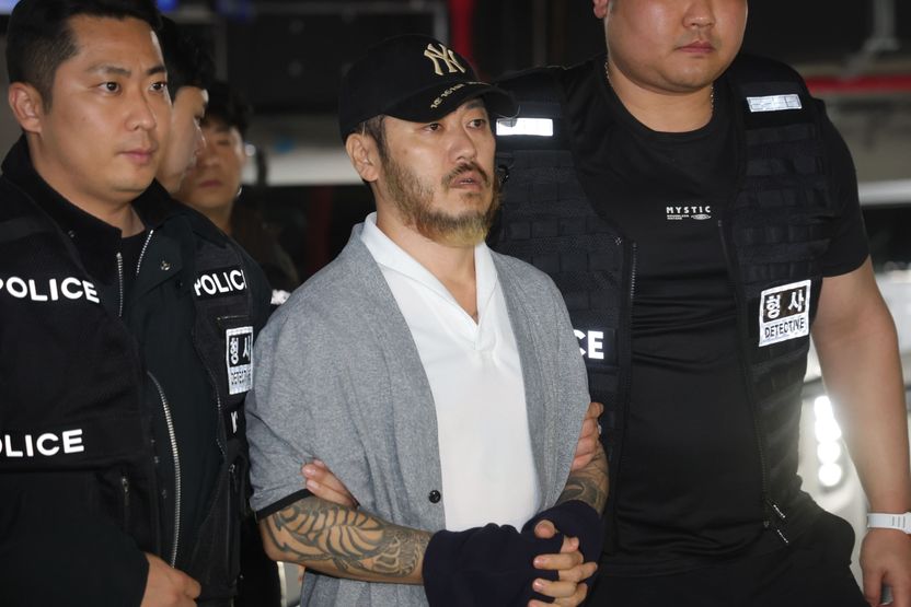 수갑 차고도 고개 꼿꼿이 든 박왕열…강도살인·마약·탈옥, 최고 사형까지 죗값 치른다 기사 관련이미지